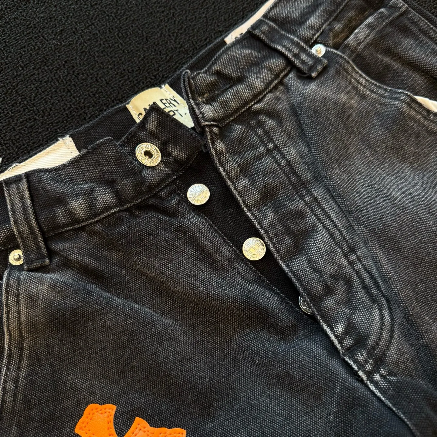 P270 model number: D355 GALLERY DEPT & Chrome hearts co-branded distressed ripped jeans with cross horns. Three-dimensional version. Loose and comfortable, not picky about body shape. Factory-made. Original factory quality control. Same style for men and women. Can be matched with couples. Versatile recommendation. Must-have denim for all seasons. The craftsmanship is made of heavy-duty washed pure cotton denim fabric. After washing, it is soft and thick. It is very stylish when worn on the body. Size: 28, 30, 32, 34, 36 (S-XXL) Color: Splicing Size reference # 28 trouser length 100 waist 72 30 trouser length 102 waist 76 32 trouser length 104 waist 80 34 trouser length 106 waist 84 36 trouser length 108 waist 88